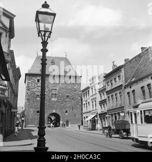 Das ponttor Aachen von Süden, Deutschland 1930er Jahre. Ponttor, eines der Tore der Stadt Aachen, aus dem Süden, Deutschland 1930. Stockfoto