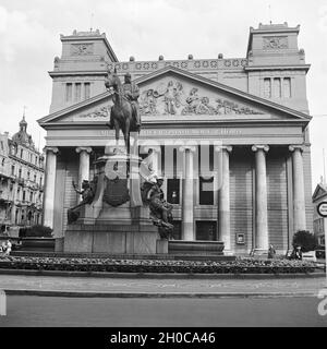 Das Theater- und Kaiser-Wilhelm-Denkmal am Kapuzinergraben in Aachen, Deutschland, 1930er Jahre. Aachen Theater und Pferdesport Skulptur von Kaiser Wilhelm I. am Kapuzinergraben Platz in Aachen, 1930. Stockfoto