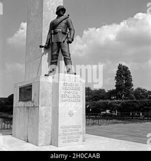 Ehrenmal für die im Ersten Weltkrieg gefallenen Soldaten von Mülheim an der Ruhr, Deutschland 1930er Jahre. WWI-Denkmal am Mülheim an der Ruhr, Deutschland 1930. Stockfoto