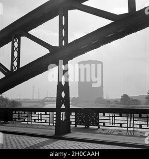 Blick auf den Gasometer am Rhein Herne Kanal in Oberhausen, Deutschland 1930er Jahre. Blick auf den Gasometer in der Nähe des Rhein Herne Kanal in Oberhausen, Deutschland 1930. Stockfoto