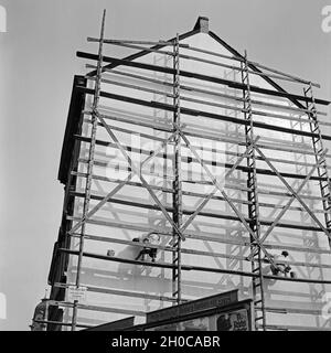 Malerarbeiten ein Einems Haus in Duisburg, Deutschland, 1930er Jahre. Lackierung in einem Haus in Duisburg, Deutschland der 1930er Jahre. Stockfoto