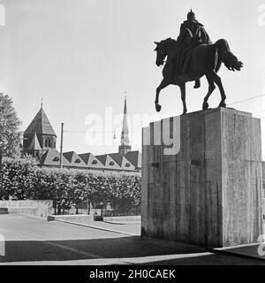 Das Denkmal von Kaiser Wilhelm I. und das Münster am Burgplatz in Essen, Deutschland 30er Jahre. Skulptur von Kaiser Wilhelm I. und das Münster am Burgplatz in Essen, Deutschland 1930. Stockfoto