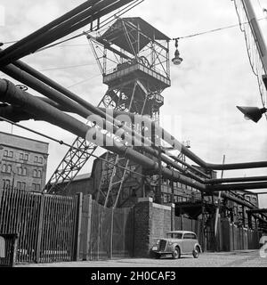 Förderturm der Krupp Gußstahlfabrik in Essen, Deutschland 30er Jahre. Kopfbedeckungen der Krupp Stahl arbeitet in Essen, Deutschland 1930. Stockfoto