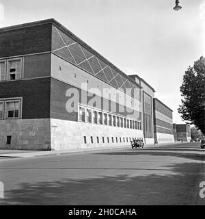 Bin Kunstpalast im Ehrenhof in Düsseldorf, Deutschland 1930er Jahre. Im Palast der Schönen Künste im Ehrenhof in Düsseldorf, Deutschland 1930. Stockfoto