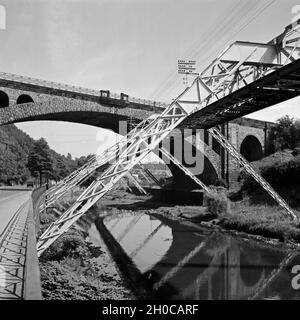 Die Strecke der Wuppertaler Schwebebahn spiegelt sich in der Wupper in Elberfeld, Deutschland 1930er Jahre. Wuppertaler Schwebebahn refelcting in die Wupper, Deutschland 1930. Stockfoto