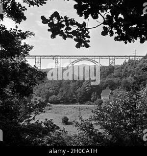 Blick auf die Kaiser-Wilhelm-Brücke in der Nähe von Remscheid, Deutschland 1930er Jahre. Blick auf die Kaiser-Wilhelm-Brücke in der Nähe von Remscheid, Deutschland 1930. Stockfoto