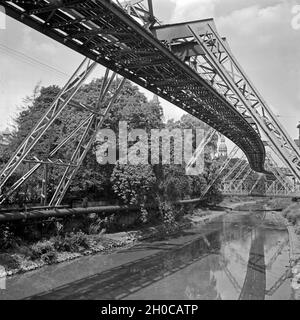 Die Strecke der Wuppertaler Schwebebahn spiegelt sich in der Wupper, Deutschland 1930er Jahre. Wuppertaler Schwebebahn refelcting in die Wupper, Deutschland 1930. Stockfoto