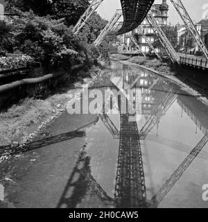 Die Strecke der Wuppertaler Schwebebahn spiegelt sich in der Wupper, Deutschland 1930er Jahre. Wuppertaler Schwebebahn refelcting in die Wupper, Deutschland 1930. Stockfoto