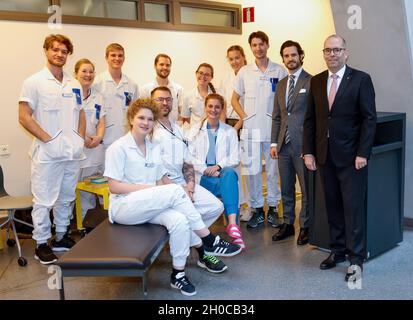 Prinz Carl Philip und Kreisgouverneur Carl Fredrik Graf mit Medizinstudenten am Universitätsspital Linkoping, Schweden, am 12. Oktober 2021. Der Prinz ist auf einem eintägigen Besuch in Ostergotland. Foto: Stefan Jerrevang / TT-Code 60160 Stockfoto