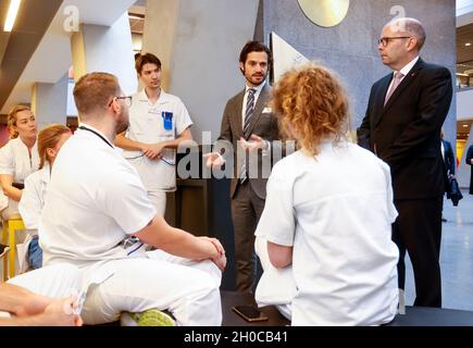 Prinz Carl Philip und Kreisgouverneur Carl Fredrik Graf mit Medizinstudenten am Universitätsspital in Linkoping, Schweden, am 12. Oktober 2021.der Prinz ist auf einem eintägigen Landkreis-Besuch im Ostergotland. Foto: Stefan Jerrevang / TT-Code 60160 Stockfoto