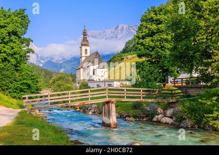 Nationalpark Berchtesgaden, Deutschland. Pfarrkirche St. Sebastian im Dorf Ramsau. Stockfoto