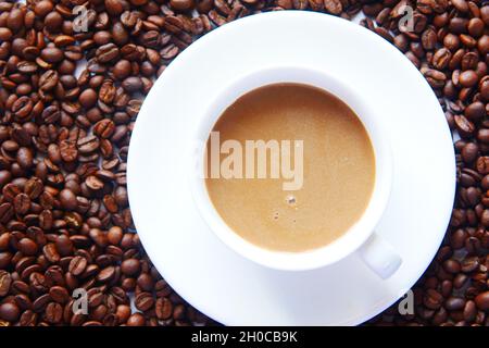 Nahaufnahme von frischen Kaffeebohnen und Kaffee auf dem Tisch Stockfoto