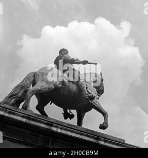 Das Jan Wellem Denkmal auf dem Marktplatz in der Altstadt von Düsseldorf, Deutschland 1930er Jahre. Denkmal des Kurfürsten Jan Wellem auf dem Marktplatz in der Altstadt von Düsseldorf, 1930. Stockfoto