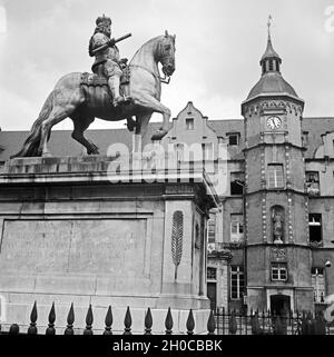 Das Jan Wellem Denkmal vor dem alten Rathaus auf dem Marktplatz in der Altstadt von Düsseldorf, Deutschland 1930er Jahre. Denkmal des Kurfürsten Jan Wellem vor dem alten Rathaus auf dem Marktplatz in der Altstadt von Düsseldorf, Deutschland 1930er Jahre. Stockfoto