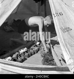 Im Lage der Hitlerjugend-Kompanie aus Franken im Zelt, Schuhe gelagert werden sterben, Österreich 1930er Jahre. An der Hitler Youth Camp: Zelt, in dem Schuhe gespeichert sind, Österreich 1930. Stockfoto