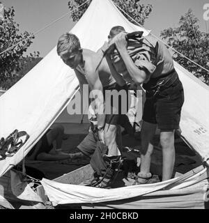 Schnelles Umziehen ist angesagt im Hitlerjugend Lagerbier, Österreich 1930. Schnelles Wechseln der Kleidung bei der Hitler Jugend Camp, Austriam 1930. Stockfoto