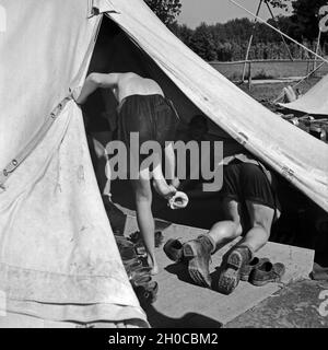 Im Lager der Hitlerjugend-Kompanie aus Franken Im Zelt, wo Die Schuhe Gelagert Werden, 1930er Jahre Österreich. Bei der Hitler-Jugend-Camp: Zelt, wo Schuhe gespeichert werden, Österreich der 1930er Jahre. Stockfoto