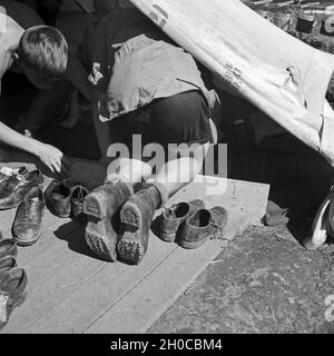 Im Lager der Hitlerjugend-Kompanie aus Franken Im Zelt, wo Die Schuhe Gelagert Werden, 1930er Jahre Österreich. Bei der Hitler-Jugend-Camp: Zelt, wo Schuhe gespeichert werden, Österreich der 1930er Jahre. Stockfoto