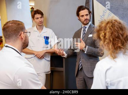 Prinz Carl Philip spricht am 12. Oktober 2021 mit Medizinstudenten am Universitätsspital Linkoping, Schweden. Der Prinz ist auf einem eintägigen County VI Stockfoto