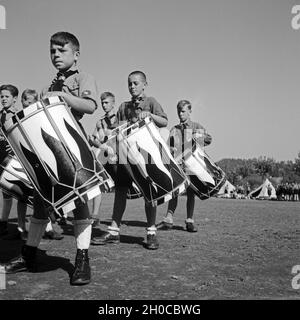 Jungen des Tromnmlercorps des Jungvolk Musikzuges Satzglieder Den Takt Im Lager der Hitlerjugend, 1930er Jahre Österreich. Trommlerjungen von dem Jungvolk ihre Trommeln im Österreich der 1930er Jahre Hitler Jugendcamp Musterung. Stockfoto