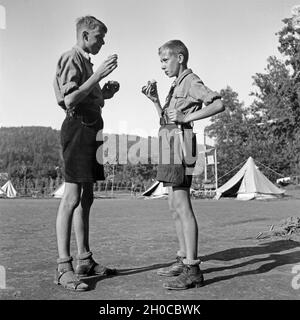 Zwei Hitlerjungen Essen Ihr Butterbrot Im Lager der Hitlerjugend, 1930er Jahre Österreich. Zwei Hitler-Jugend Essen ihre Sandwiches im Österreich der 1930er Jahre Hitler Jugendcamp. Stockfoto