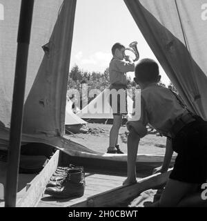 Der Engagiert des Musikzuges Jungvolk bläst zum Antreten im Hitlerjugend Lagerbier, Österreich 1930er Jahre. Bugle boy der Jungvolk vorbereitet, seinen Ruf für reveille an der Hitler Jugend Camp, Österreich 1930. Stockfoto