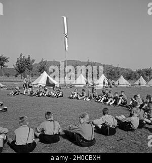 Artikel Hitlerjungen im Kreis im Hitlerjugend Lagerbier, Österreich 1930er Jahre. Hitler Jugend in einem Kreis in der Hitler Jugend Camp sitzen, Österreich 1930. Stockfoto