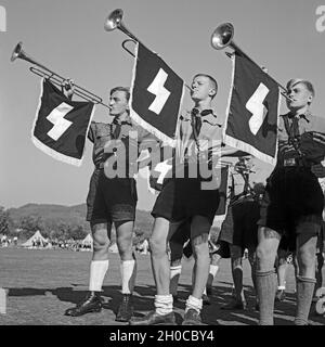 Drei Trompeter des Musikzuges Jungvolk blasen zum Antreten im Hitlerjugend Lagerbier, Österreich 1930er Jahre. Drei bugle Jungs der Jungvolk bloweing Ihre clarion Aufforderung zur Musterung an der Hitler Jugend Camp, Österreich 1930. Stockfoto
