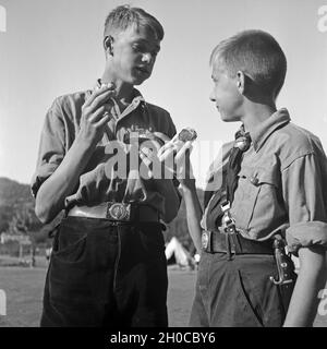 Zwei Hitlerjungen Essen Ihr Butterbrot Im Lager der Hitlerjugend, 1930er Jahre Österreich. Zwei Hitler-Jugend Essen ihre Sandwiches im Österreich der 1930er Jahre Hitler Jugendcamp. Stockfoto