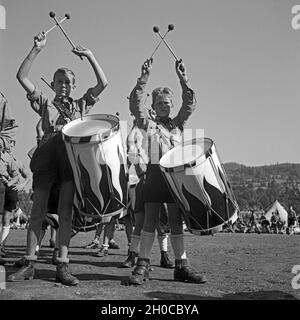 Jungen des Tromnmlercorps des Jungvolk Musikzuges Satzglieder Den Takt Im Lager der Hitlerjugend, 1930er Jahre Österreich. Trommlerjungen von dem Jungvolk ihre Trommeln im Österreich der 1930er Jahre Hitler Jugendcamp Musterung. Stockfoto