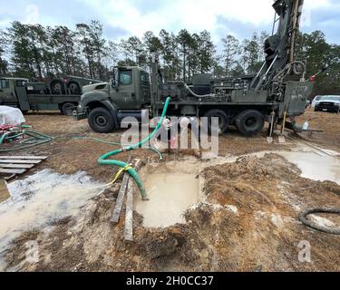 CAMP SHELBY, Mississippi (Jan 21, 2021) Seekühe, die dem Marine Mobile Construction Bataillon (NMCB) 1 zugewiesen wurden, führen einen Wasserbrunnen-Zertifizierungsvorgang in Camp Shelby, Mississippi, 21. Januar 2021 durch. Die Seabee-Wasserbrunnen-Teams sind in der Lage, Wasser zu lokalisieren und zu extrahieren, um eine selbsttragende Wasserquelle für humanitäre und operative Bedürfnisse zu schaffen. NMCB 1 führt einen rigorosen Trainingsplan für den Heimsport durch, um Baumaßnahmen, humanitäre Hilfe und Sicherheitsoperationen durchzuführen. Stockfoto