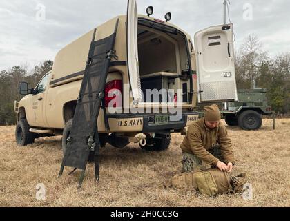 CAMP SHELBY, Mississippi (Jan 21, 2021) Hospital Corpsman 3rd Class Heather Wigton aus Amherst, Ohio, dem Marine Mobile Construction Bataillon (NMCB) 1 zugewiesen, bereitet während eines Wasserbrunnen-Zertifizierungsvorgangs in Camp Shelby, Mississippi, am 21. Januar 2021 einen medizinischen Bausatz vor. Die Seabee-Wasserbrunnen-Teams sind in der Lage, Wasser zu lokalisieren und zu extrahieren, um eine selbsttragende Wasserquelle für humanitäre und operative Bedürfnisse zu schaffen. NMCB 1 führt einen rigorosen Trainingsplan für den Heimsport durch, um Baumaßnahmen, humanitäre Hilfe und Sicherheitsoperationen durchzuführen. Stockfoto