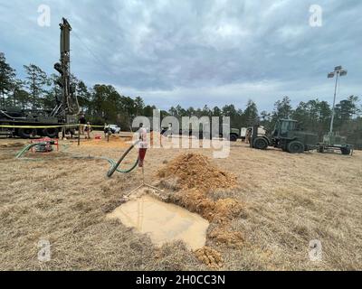 CAMP SHELBY, Mississippi (Jan 21, 2021) Seekühe, die dem Marine Mobile Construction Bataillon (NMCB) 1 zugewiesen wurden, führen einen Wasserbrunnen-Zertifizierungsvorgang in Camp Shelby, Mississippi, 21. Januar 2021 durch. Die Seabee-Wasserbrunnen-Teams sind in der Lage, Wasser zu lokalisieren und zu extrahieren, um eine selbsttragende Wasserquelle für humanitäre und operative Bedürfnisse zu schaffen. NMCB 1 führt einen rigorosen Trainingsplan für den Heimsport durch, um Baumaßnahmen, humanitäre Hilfe und Sicherheitsoperationen durchzuführen. Stockfoto