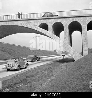 Mit Dem Opel Olympia Unterwegs Auf der Reichsautobahn, 1930er Jahre Deutschland. Opel Olympia auf der Reichsautobahn Autobahn, Deutschland der 1930er Jahre. Stockfoto