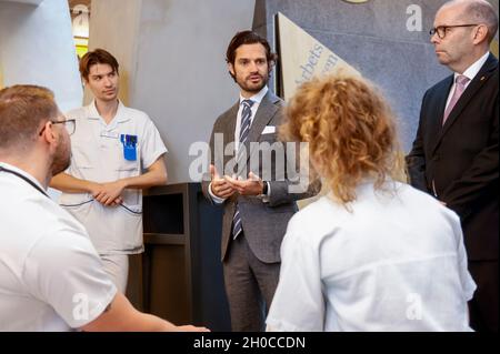 Prinz Carl Philip und Kreisgouverneur Carl Fredrik Graf mit Medizinstudenten am Universitätsspital in Linkoping, Schweden, am 12. Oktober 2021.der Prinz ist auf einem eintägigen Landkreis-Besuch im Ostergotland. Foto: Stefan Jerrevang / TT-Code 60160 Stockfoto