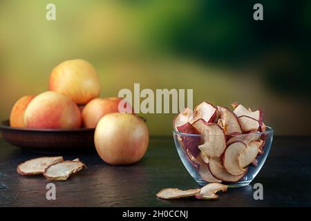 Bio-Apfelchips auf dem Tisch im Freien. Vegetarische Obstsnacks. Stockfoto