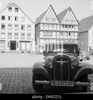 Ein Auto der Marke Adler Parkt Vor Fachwerkhäusern in der Altstadt von Soest in Westfalen, Deutschland, 1930er Jahre. Ein Auto der Marke Adler Parkplatz Fachwerkhäuser in der alten Stadt Soest in Westfalen, Deutschland der 1930er Jahre. Stockfoto