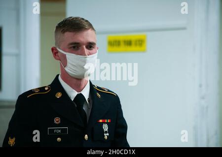 SPC der US-Armee. Joshua Fox, ein Ingenieur bei der 441. Transportation Company mit Sitz in New Orleans, sitzt vor einem Prüfungsausschuss, der aus Hauptfeldwebel am 21. Januar 2021 in Fort McClellan, Alabama, besteht, als Teil des 642. Regional Support Group Best Warrior Competition. Fox war der zweite für den am besten in den Wettbewerb eingesandten Soldaten. Stockfoto