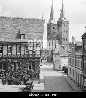 Blick auf Fachwerkhäuser und die evangelische St. Kiliani Kirche in Höxter, Deutschland 1930er Jahre. Blick auf die Fachwerkhäuser und die evangelische St. Kiliani Kirche in Höxter, Deutschland 1930. Stockfoto