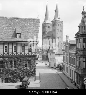 Blick auf Fachwerkhäuser und die evangelische St. Kiliani Kirche in Höxter, Deutschland 1930er Jahre. Blick auf die Fachwerkhäuser und die evangelische St. Kiliani Kirche in Höxter, Deutschland 1930. Stockfoto