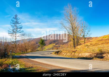 Pass durch karpaten Berge. Bäume entlang der Straße hinunter in das Tal von wolovets, ukraine. Sonniges Wetter am Vormittag mit Wolken auf der sk Stockfoto