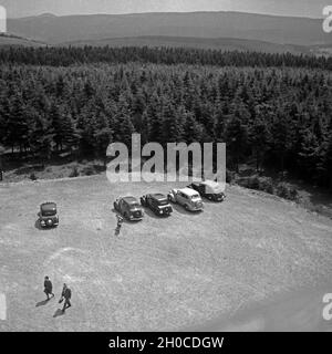 Autos parken auf dem Rastplatz "Kahler Asten" im Sauerland, Deutschland 1930er Jahre. Autos parken am Laien durch "Kahler Asten" in Sauerland, Deutschland 1930. Stockfoto