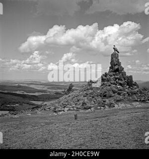 Das 1923 errichtete Fliegerdenkmal für sterben im 1. Weltkrieg gefallenen Feldpiloten auf dem Westhang der Wasserkuppe, Deutschland 1930er Jahre. WWI-Denkmal, errichtet im Jahre 1923, für gefallene Piloten an den westlichen Hängen der Wasserkuppe, Deutschland 1930. Stockfoto