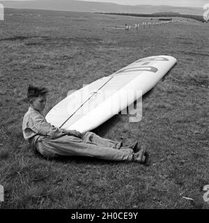 Hitlerjunge mit einem Flugzeugflügel bei der Ausbildung auf der Reichssegelflugschule Wasserkuppe bei Fulda, Deutschland 1930er Jahre. Hitler Jugend mit einer Ebene gleiten Wing an der Reichssegelflugschule für gleitflug an der Wasserkuppe in der Nähe von Fulda, Deutschland, 1930er Jahre ausgebildet werden. Stockfoto