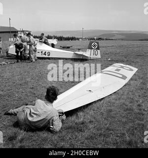 Hitlerjunge mit einem Flugzeugflügel bei der Ausbildung auf der Reichssegelflugschule Wasserkuppe bei Fulda, Deutschland 1930er Jahre. Hitler Jugend mit einer Ebene gleiten Wing an der Reichssegelflugschule für gleitflug an der Wasserkuppe in der Nähe von Fulda, Deutschland, 1930er Jahre ausgebildet werden. Stockfoto