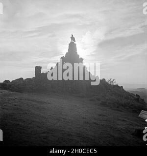 Im Gegenlicht: Das 1923 errichtete Fliegerdenkmal für sterben im 1. Weltkrieg gefallenen Feldpiloten auf dem Westhang der Wasserkuppe, Deutschland 1930er Jahre. In der Hintergrundbeleuchtung: WWI Denkmal, errichtet im Jahre 1923, für gefallene Piloten an den westlichen Hängen der Wasserkuppe, Deutschland 1930. Stockfoto