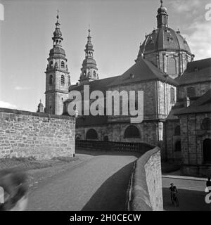 Blick in die Kuppel und die Doppeltürme des St. Salvator Dom in Fulda, Deutschland 1930er Jahre. Blick auf den Dom und den Twin Towers der Fuldaer Dom, Deutschland 1930. Stockfoto