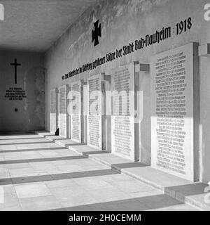 Namensplatten im Ehrenmal 'Dem deutschen Soldaten "für die Gefallenen des Ersten Weltkriegs, Deutschland 1930er Jahre. Namensschilder am Denkmal für die gefallenen Soldaten des Ersten Weltkriegs in Bad Nauheim, Deutschland 1930. Stockfoto