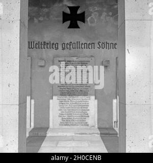 Namensplatte im Ehrenmal 'Dem deutschen Soldaten "für die Gefallenen des Ersten Weltkriegs, Deutschland 1930er Jahre. Namen Platte am Denkmal für die gefallenen Soldaten des Ersten Weltkriegs in Bad Nauheim, Deutschland 1930. Stockfoto