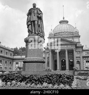 Blick in das Kaiser Wilhelms schlecht mit dem Denkmal für Kaiser Wilhelm I. in Bad Homburg, Deutschland 1930er Jahre. Blick auf die Kaiser-Wilhelms-Bad mit Kaiser Wilhelm I. Denkmal in Bad Homburg, Deutschland 1930. Stockfoto